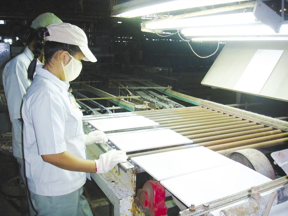 NLĐ có quyền đơn phương chấm dứt HĐLĐ khi phải nghỉ việc để chăm sóc cha mẹ ốm đau, tai nạn. Ảnh: NAM DƯƠNG NLĐ có quyền đơn phương chấm dứt HĐLĐ khi phải nghỉ việc để chăm sóc cha mẹ ốm đau, tai nạn. Ảnh: NAM DƯƠNG