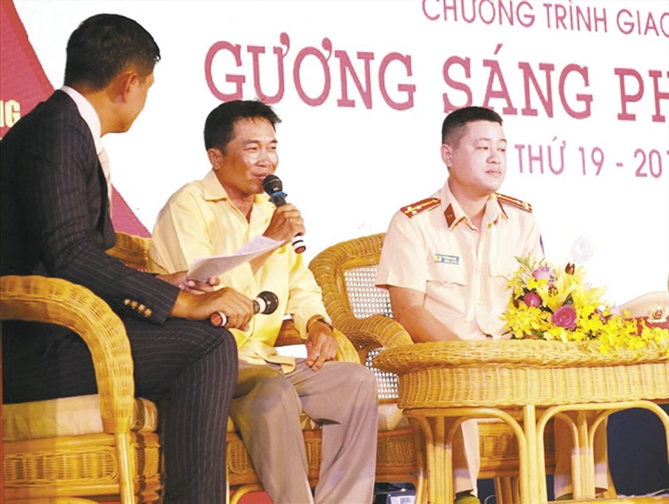 Anh Đinh Minh Cảnh (thứ 2 từ trái sang) trong chương trình giao lưu "Gương sáng phố phường lần thứ 19". Ảnh: KIM NHO Anh Đinh Minh Cảnh (thứ 2 từ trái sang) trong chương trình giao lưu "Gương sáng phố phường lần thứ 19". Ảnh: KIM NHO