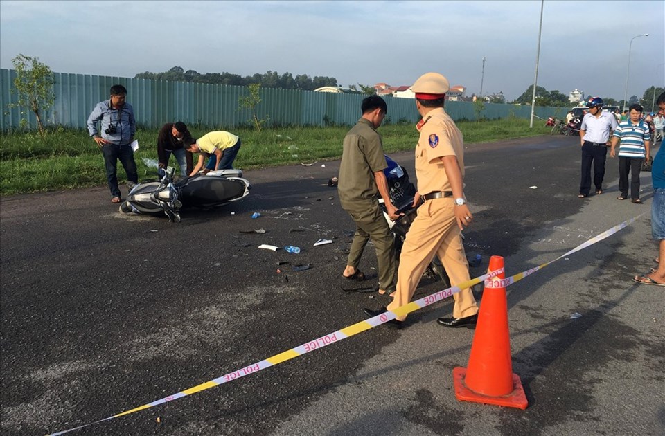 Nhận được tin báo, lực lượng chức năng TP Thủ Dầu Một đến khám nghiệm hiện trường điều tra nguyên nhân ban đầu vụ tai nạn. Nhận được tin báo, lực lượng chức năng TP Thủ Dầu Một đến khám nghiệm hiện trường điều tra nguyên nhân ban đầu vụ tai nạn.