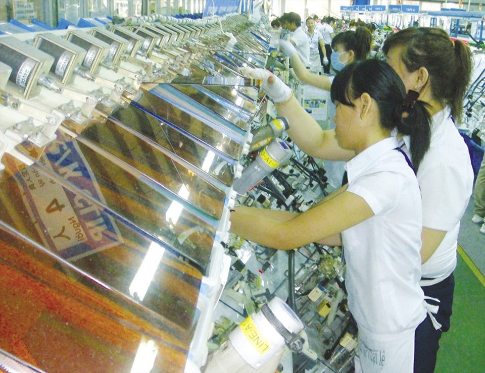 NLĐ có thời gian đóng trùng BHXH sẽ được hoàn trả tiền cho thời gian đóng trùng. Ảnh: NAM DƯƠNG NLĐ có thời gian đóng trùng BHXH sẽ được hoàn trả tiền cho thời gian đóng trùng. Ảnh: NAM DƯƠNG