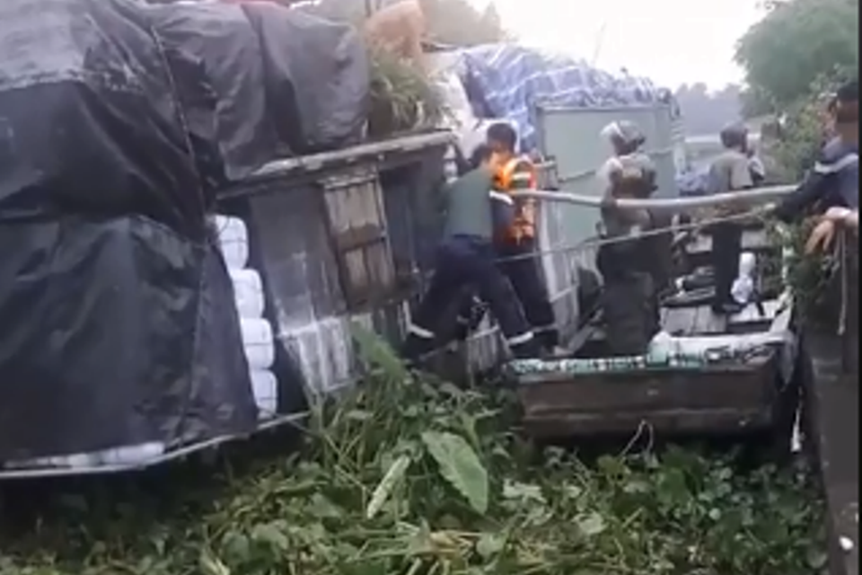 Giải cứu người phụ nữ bị thanh niên nghi ngáo đá kề vật nhọn vào cổ khống chế Giải cứu người phụ nữ bị thanh niên nghi ngáo đá kề vật nhọn vào cổ khống chế