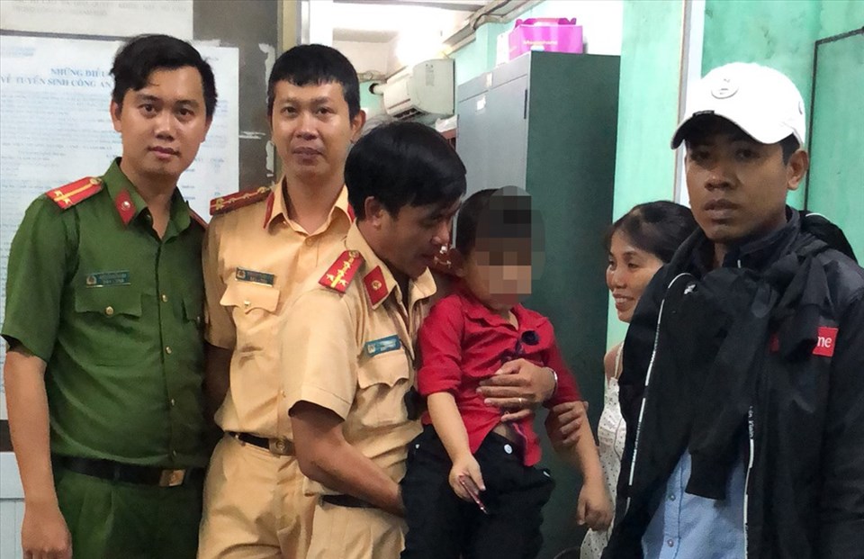 Được sựu hỗ trợ hết mình của các anh CSGT, người mẹ trẻ đã tìm được on trai đi lạc trong đêm pháo hoa. Ảnh: CA Được sựu hỗ trợ hết mình của các anh CSGT, người mẹ trẻ đã tìm được on trai đi lạc trong đêm pháo hoa. Ảnh: CA