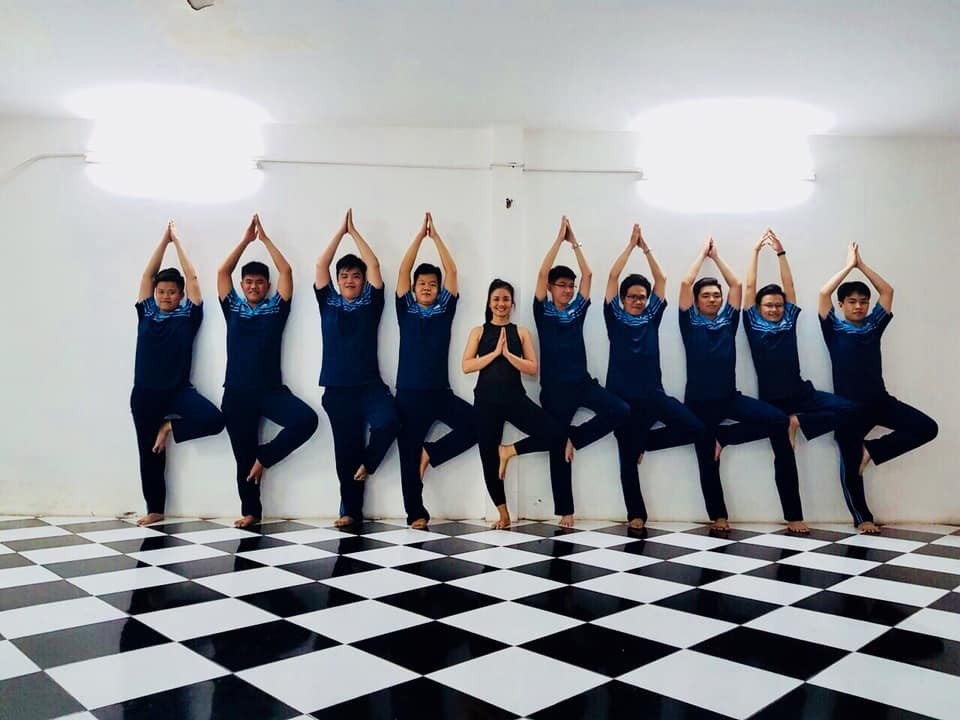 Các em học sinh lớp 12 tập yoga Ảnh:NVCC Các em học sinh lớp 12 tập yoga Ảnh:NVCC