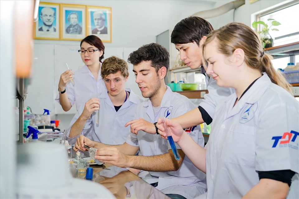Các học viên, nghiên cứu sinh nươc ngoài theo học tại TDTU. Các học viên, nghiên cứu sinh nươc ngoài theo học tại TDTU.