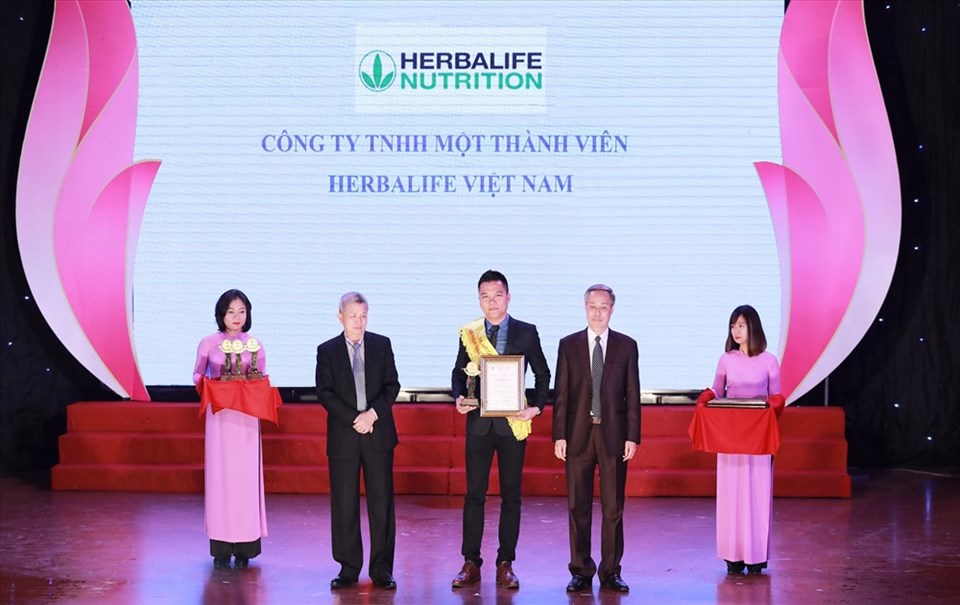 Đại diện Công ty Herbalife Việt Nam nhận giải thưởng Sản phẩm vàng vì sức khỏe cộng đồng năm 2019 Đại diện Công ty Herbalife Việt Nam nhận giải thưởng Sản phẩm vàng vì sức khỏe cộng đồng năm 2019