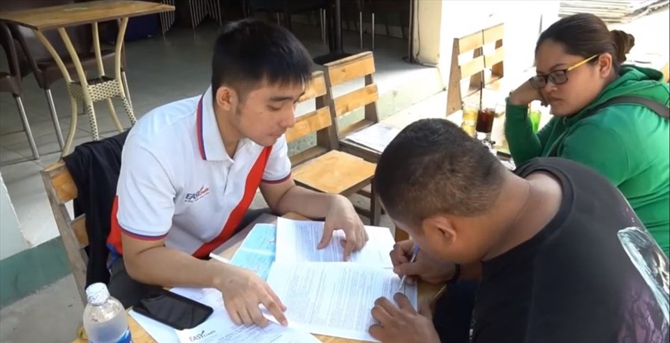 Khách hàng chủ động hẹn gặp nhân viên Easy Credit để hoàn tất hồ sơ vay. Khách hàng chủ động hẹn gặp nhân viên Easy Credit để hoàn tất hồ sơ vay.