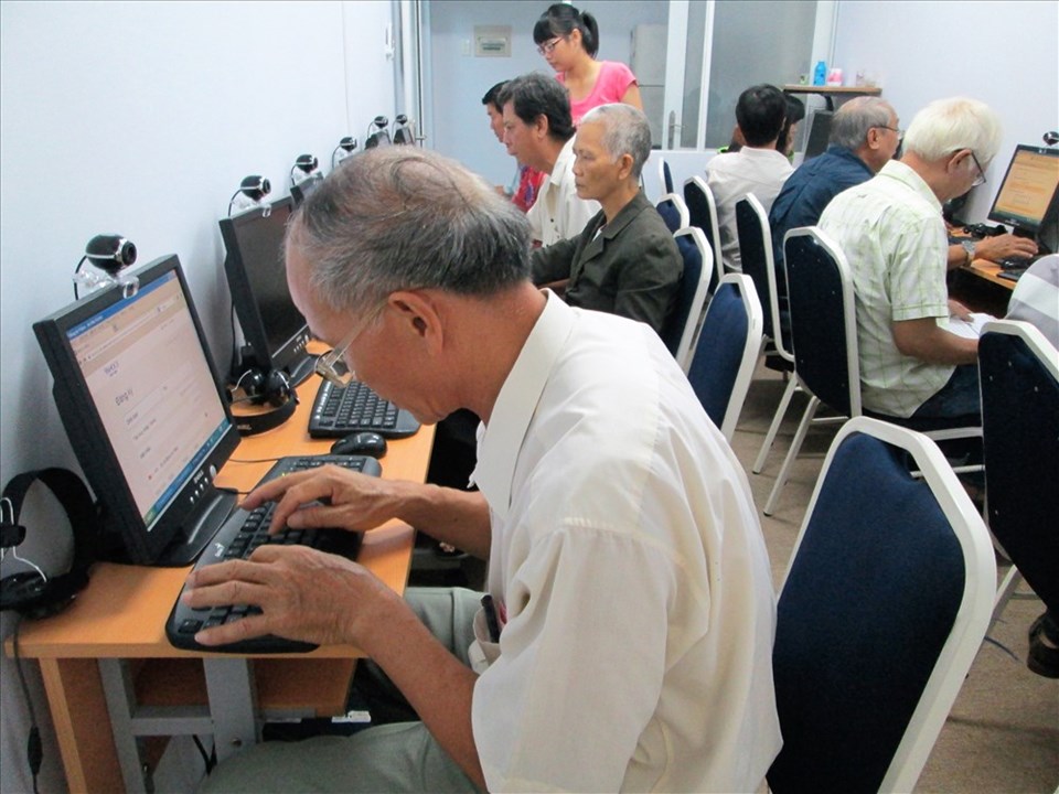 Người cao tuổi TPHCM được tham dự các lớp hướng dẫn sử dụng máy tính, internet miễn phí. Người cao tuổi TPHCM được tham dự các lớp hướng dẫn sử dụng máy tính, internet miễn phí.