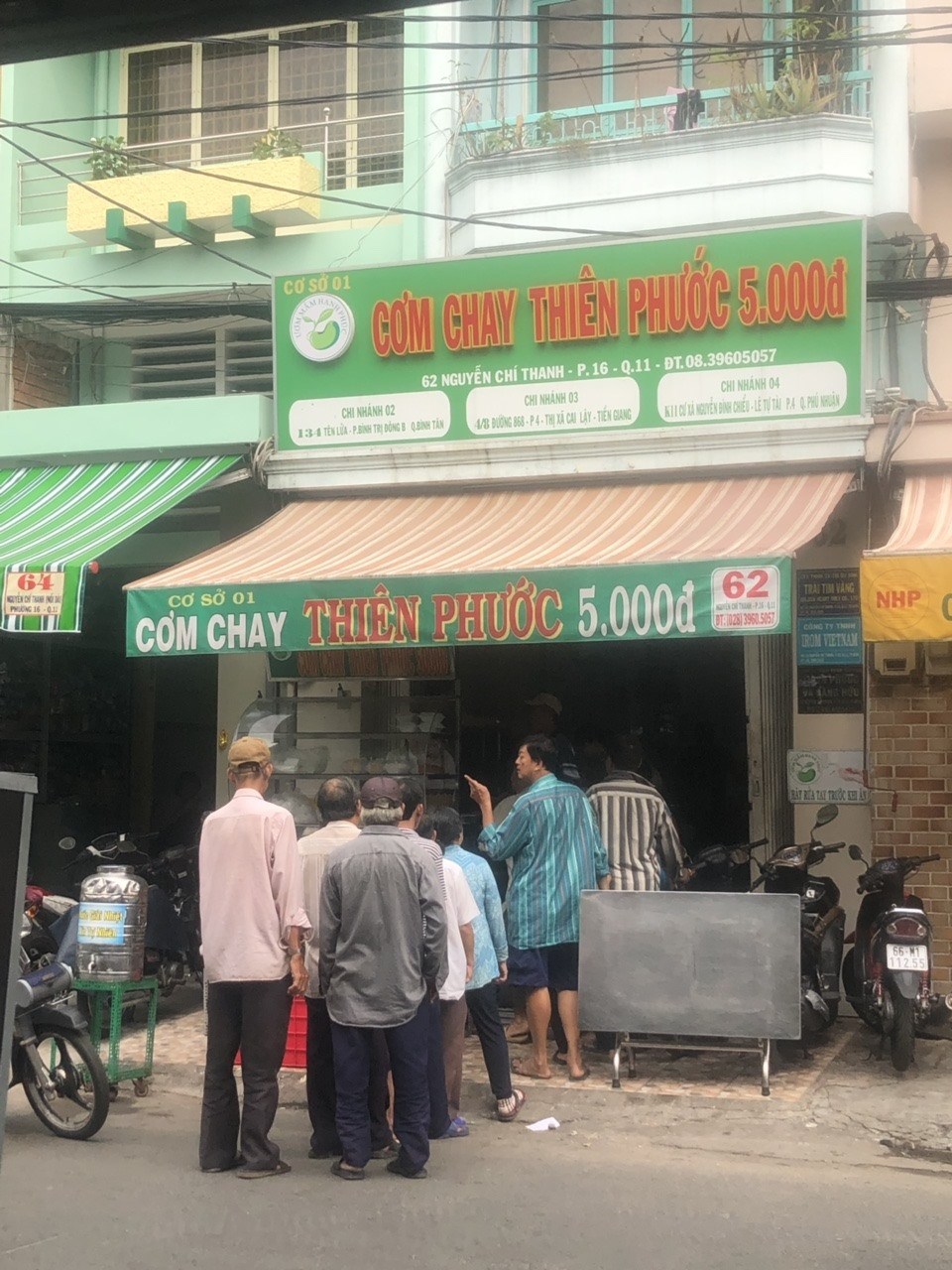 Sự tồn tại của quán cơm từ thiện Thiên Phước có sự chung tay của các tình nguyện viên trẻ. Sự tồn tại của quán cơm từ thiện Thiên Phước có sự chung tay của các tình nguyện viên trẻ.