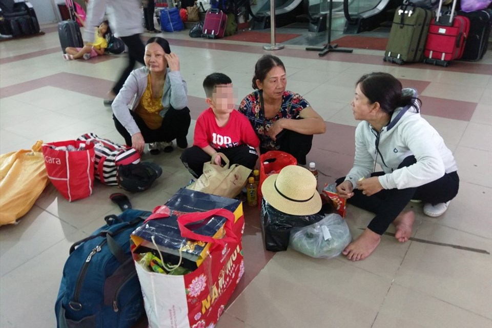 Vật vờ ở ga Sài Gòn chờ lên tàu về quê ăn Tết Vật vờ ở ga Sài Gòn chờ lên tàu về quê ăn Tết