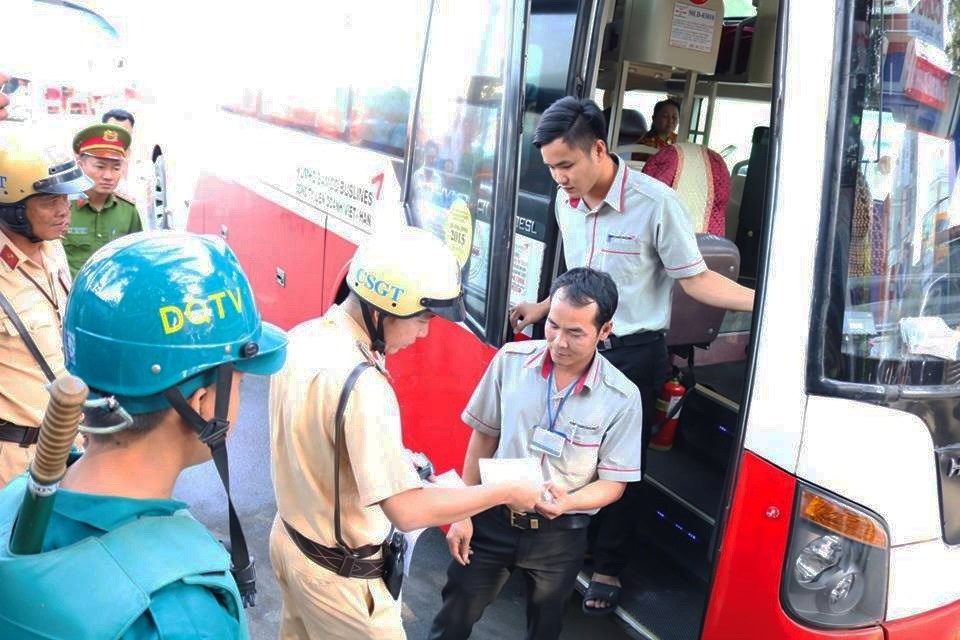 Kiểm tra nhanh nồng độ cồn đối với tài xế xe chuẩn bị xuất bến. Kiểm tra nhanh nồng độ cồn đối với tài xế xe chuẩn bị xuất bến.