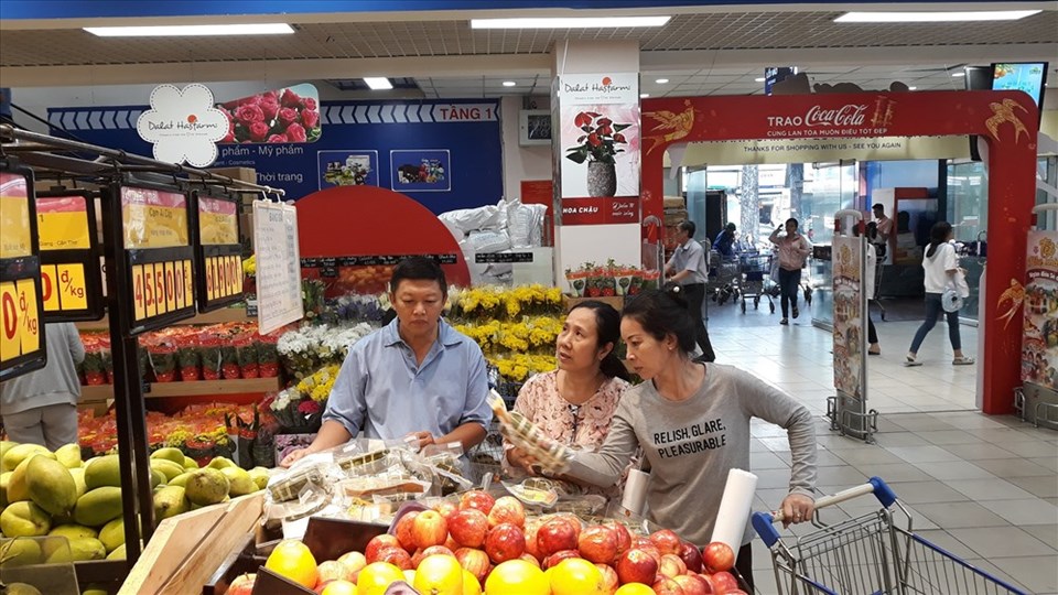 Khách hàng lựa chọn sản phẩm cho ngày Tết. Khách hàng lựa chọn sản phẩm cho ngày Tết.