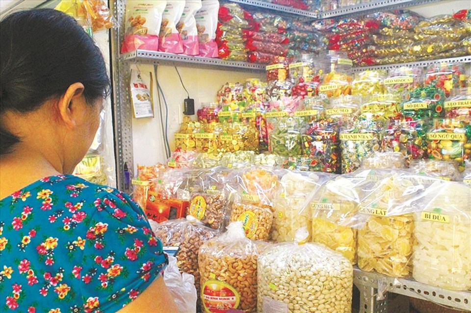 Thực phẩm có nhiều màu sắc lòe loẹt được bày bán khắp nơi. Thực phẩm có nhiều màu sắc lòe loẹt được bày bán khắp nơi.