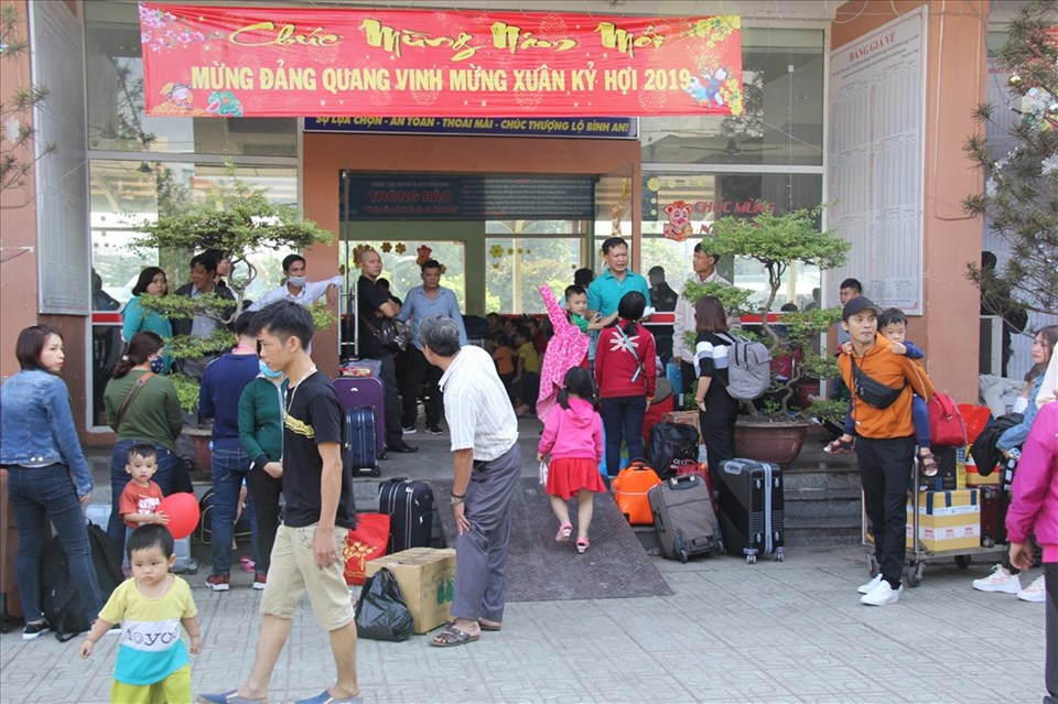 Đông hành khách tại ga Biên Hòa sáng ngày 30.1 Đông hành khách tại ga Biên Hòa sáng ngày 30.1