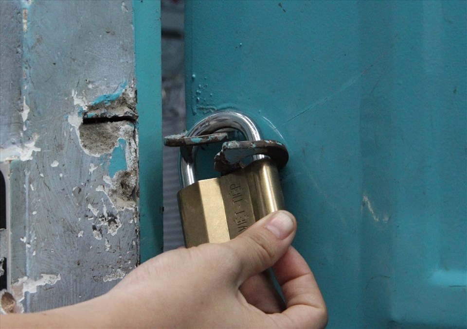Một phòng trọ bị cạy cửa vào lấy trộm xe máy và nhiều tài sản khác. Một phòng trọ bị cạy cửa vào lấy trộm xe máy và nhiều tài sản khác.