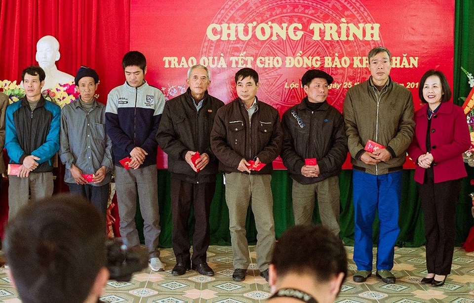 Trao quà cho các đối tượng chính sách, hộ nghèo thuộc huyện miền núi Lộc Bình. Trao quà cho các đối tượng chính sách, hộ nghèo thuộc huyện miền núi Lộc Bình.