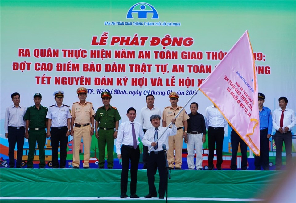 Phó Chủ tịch UBND TPHCM Trần Vĩnh Tuyến trao cờ phát động ra quân thực hiện năm An toàn giao thông 2019. Ảnh: M.Q Phó Chủ tịch UBND TPHCM Trần Vĩnh Tuyến trao cờ phát động ra quân thực hiện năm An toàn giao thông 2019. Ảnh: M.Q