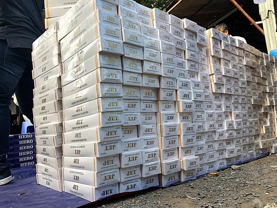 Một phần trong số 3.300 cây thuốc lá lậu bị thu giữ tại cơ sở kinh doanh phế liệu ở Hóc Môn Một phần trong số 3.300 cây thuốc lá lậu bị thu giữ tại cơ sở kinh doanh phế liệu ở Hóc Môn