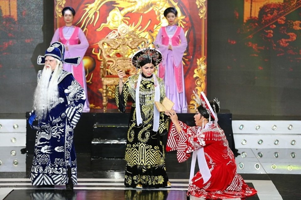 Giới trẻ ngày càng xa rời nghệ thuật cải lương. Giới trẻ ngày càng xa rời nghệ thuật cải lương.