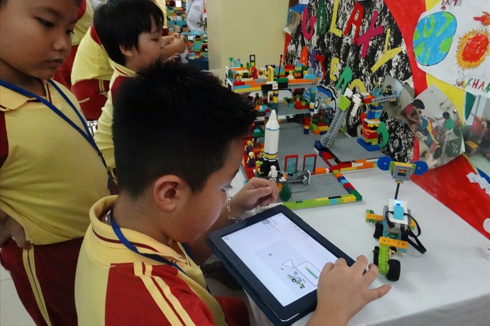 Hơn 100 học sinh tham gia cuộc thi Stem Robotics Hơn 100 học sinh tham gia cuộc thi Stem Robotics