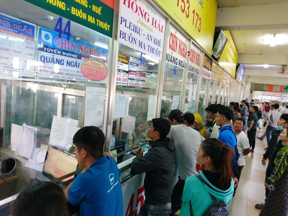 Hành khách mua vé xe Tết ở quầy vé xe thương hiệu trong Bến xe Miền Đông. Ảnh: M.Q Hành khách mua vé xe Tết ở quầy vé xe thương hiệu trong Bến xe Miền Đông. Ảnh: M.Q