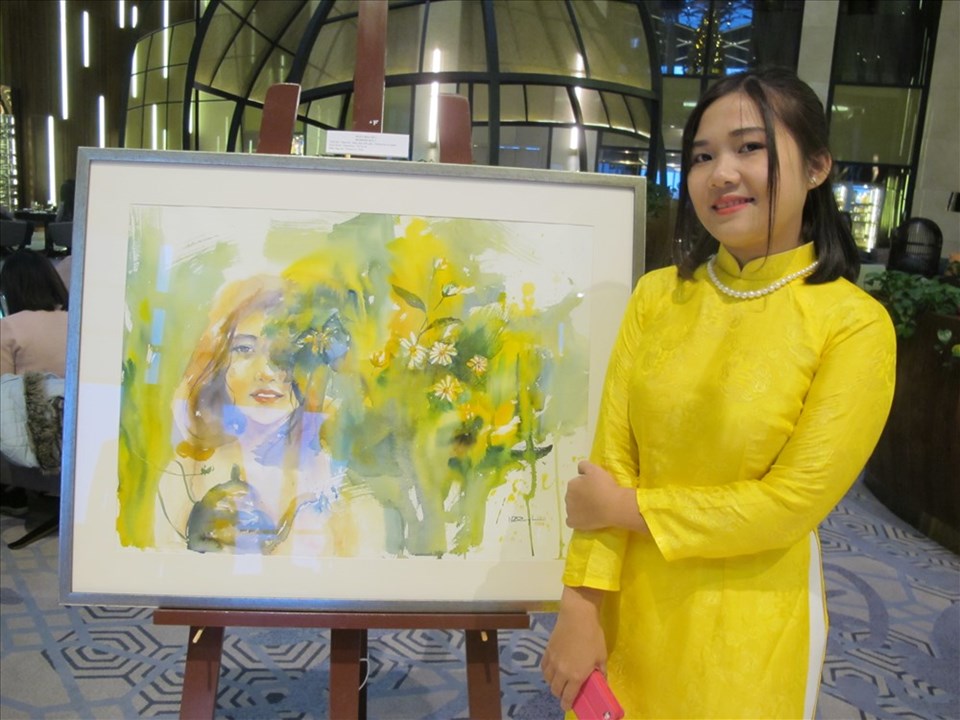 Nữ họa sĩ Lê Ngọc Quỳnh bên tác phẩm tại triển lãm cá nhân đầu tiên của mình. Ảnh: L.Q.V Nữ họa sĩ Lê Ngọc Quỳnh bên tác phẩm tại triển lãm cá nhân đầu tiên của mình. Ảnh: L.Q.V