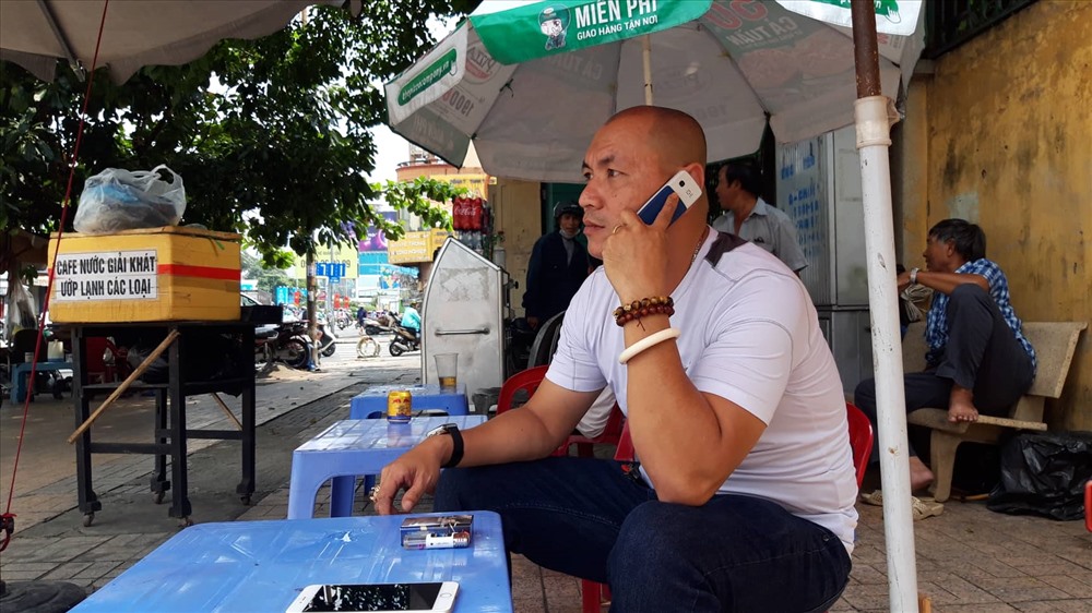 Anh Nhật liên tục nhận được cuộc gọi điện thoại đề nghị giúp đỡ từ những bệnh nhân nghèo. Ảnh TK.
