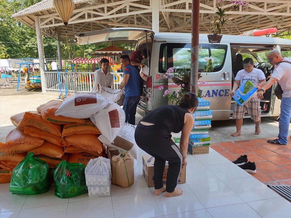 Không chỉ chở bệnh nhân nghèo miễn phí, vợ chồng anh Nhật còn vận động các mạnh thường quân tổ chức từ thiện cho người nghèo. Ảnh TK.