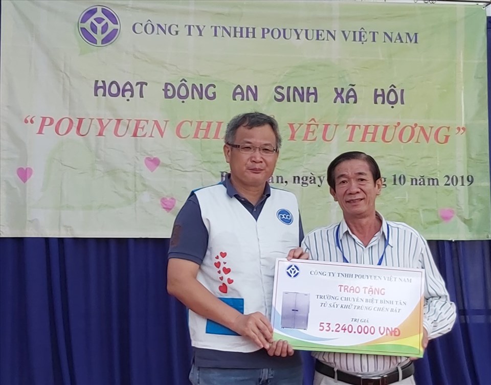 Ông Thái Văn Tông (bên trái) Giám đốc điều hành Tập đoàn PouYuen khu vực Việt Nam, tặng biển tượng trưng tủ sấy khử trùng chén bát cho Trường Chuyên biệt Quận Bình Tân. Ảnh Nam Dương Ông Thái Văn Tông (bên trái) Giám đốc điều hành Tập đoàn PouYuen khu vực Việt Nam, tặng biển tượng trưng tủ sấy khử trùng chén bát cho Trường Chuyên biệt Quận Bình Tân. Ảnh Nam Dương