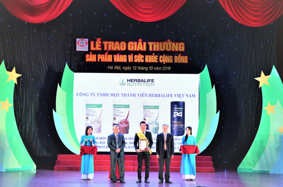Ông Nguyễn Thành Đạt (giữa) - Giám đốc Truyền thông Herbalife Việt Nam đại diện công ty nhận giải thưởng “Sản phẩm vàng vì sức khỏe cộng đồng” tháng 10-2019. Ông Nguyễn Thành Đạt (giữa) - Giám đốc Truyền thông Herbalife Việt Nam đại diện công ty nhận giải thưởng “Sản phẩm vàng vì sức khỏe cộng đồng” tháng 10-2019.