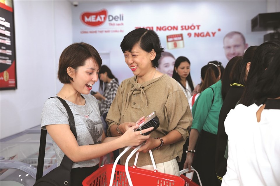Người tiêu dùng mua sản phẩm thịt sạch MEATDeli. Người tiêu dùng mua sản phẩm thịt sạch MEATDeli.
