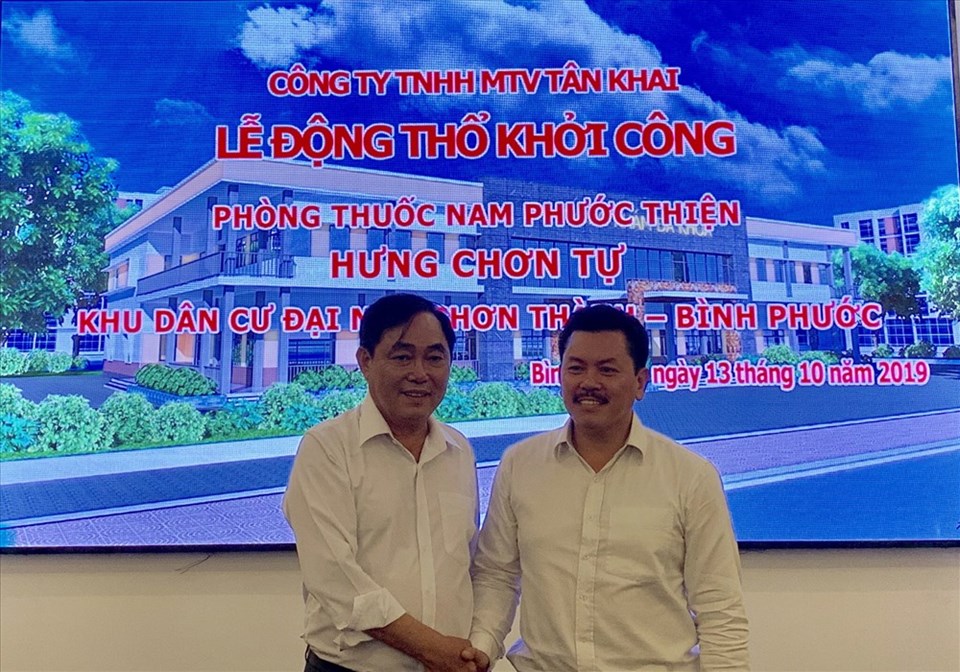 Ông Huỳnh Uy Dũng (trái) và lương y Võ Hoàng Yên tại lễ động thổ Phòng thuốc nam Phước Thiện. Ông Huỳnh Uy Dũng (trái) và lương y Võ Hoàng Yên tại lễ động thổ Phòng thuốc nam Phước Thiện.