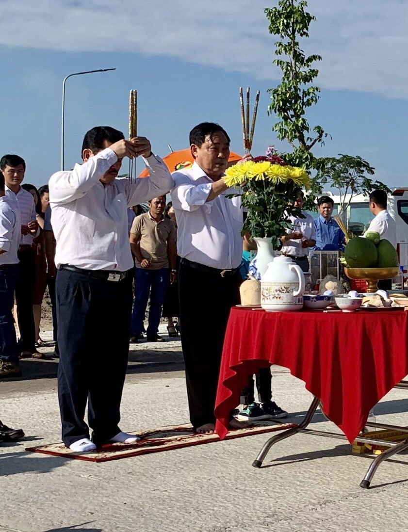 Ông Dũng và ông Yên cùng thực hiện nghi thức động thổ sáng ngày 13/10.