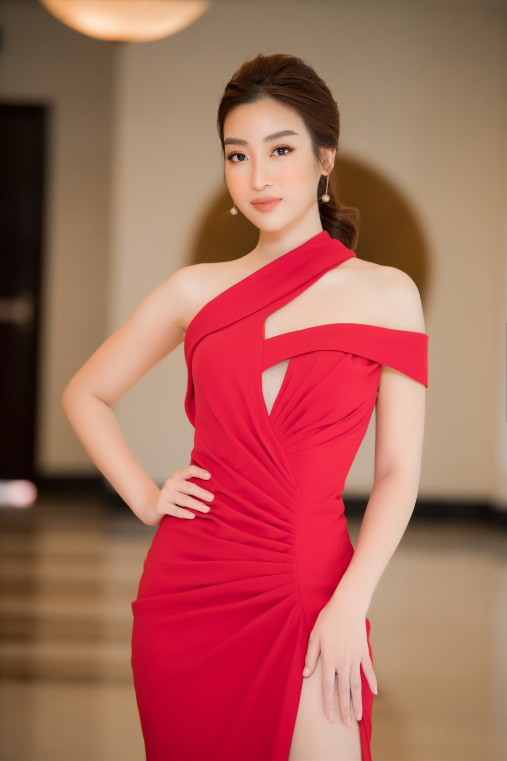 Hoa hậu Đỗ Mỹ Linh ngày càng “lột xác” theo đuổi phong cách gợi cảm.