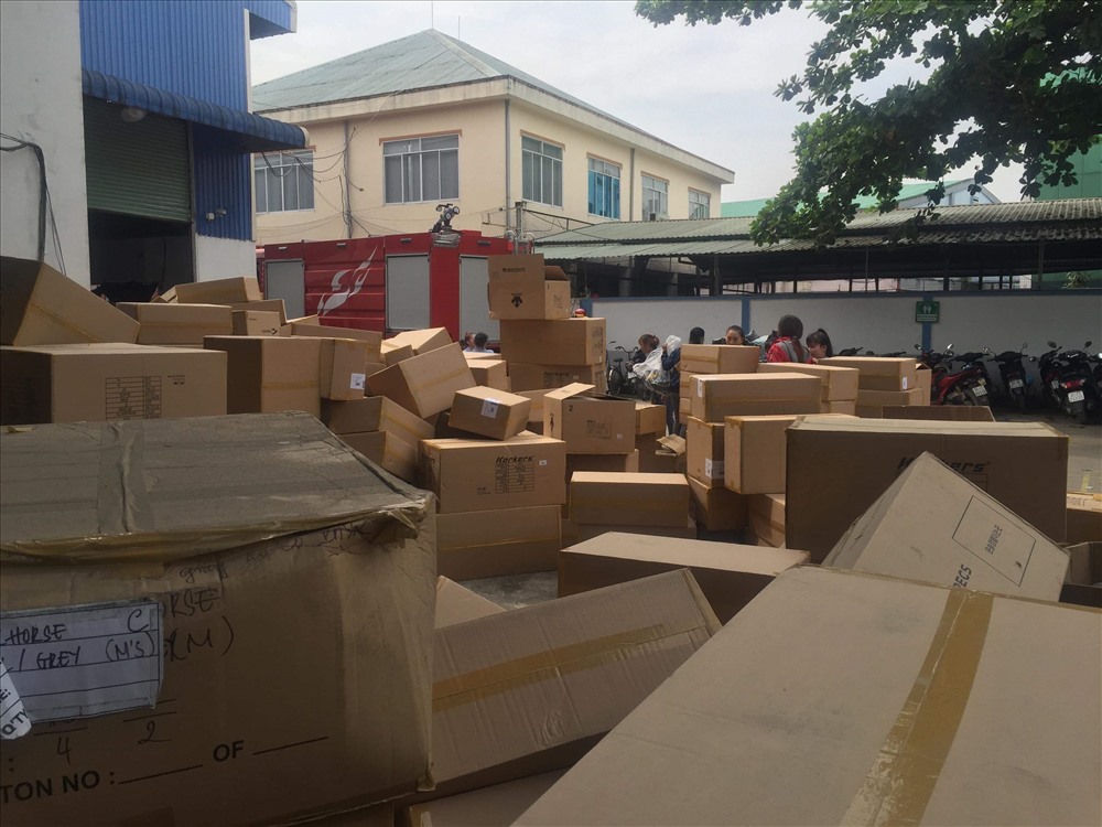 Máy móc, nguyên liệu, máy móc được di chuyển ra ngoài.