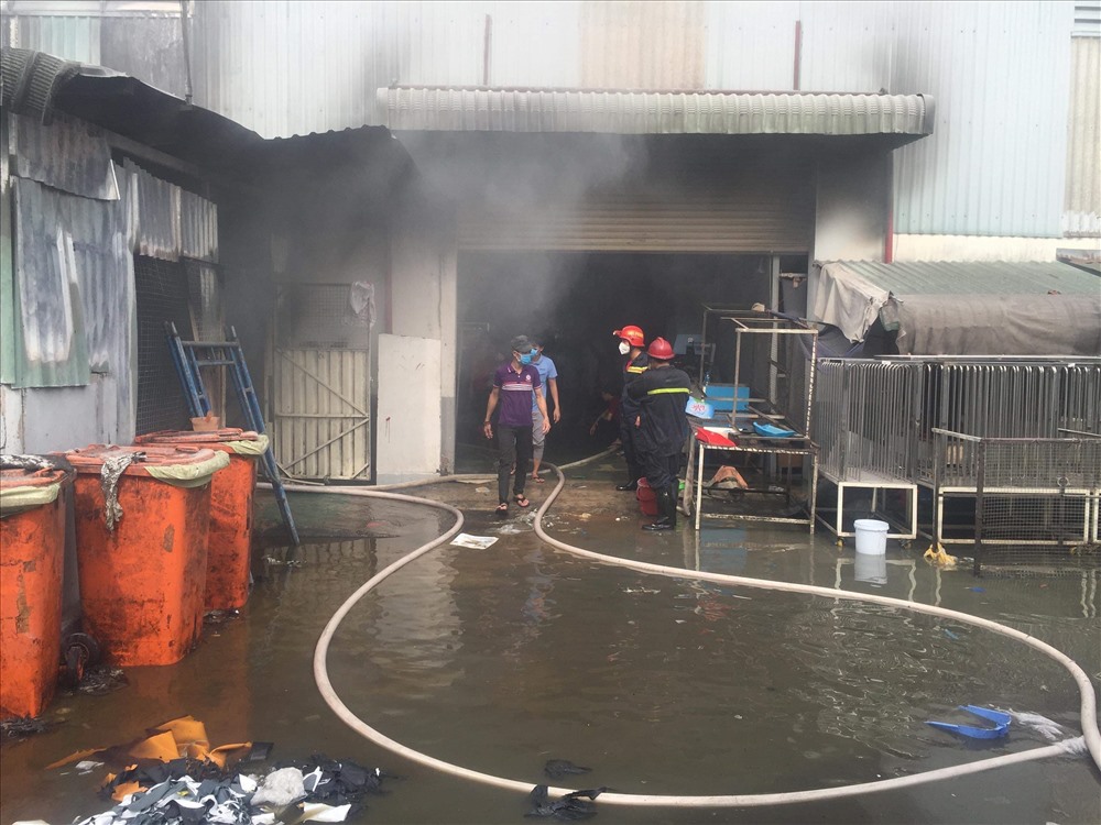 Nguyên nhân và thiệt hại của vụ cháy đang được làm rõ.