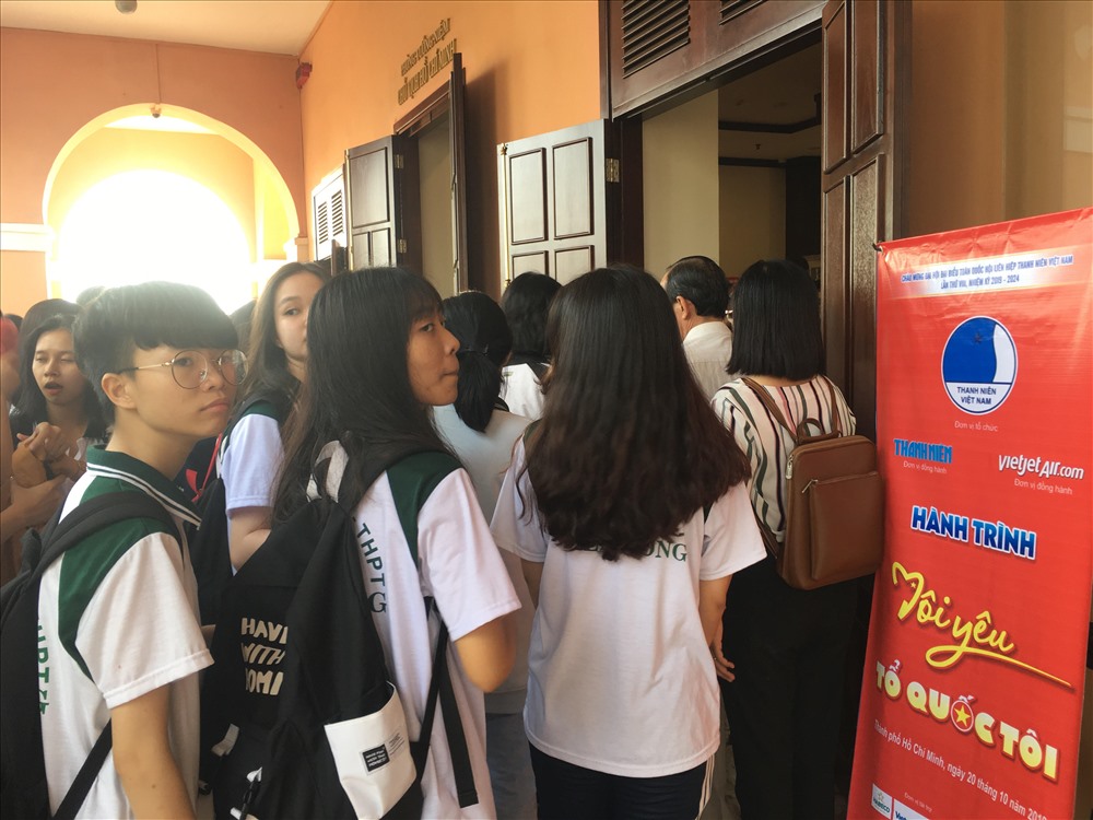 Các bạn thanh thanh niên tham quan bảo tàng TPHCM