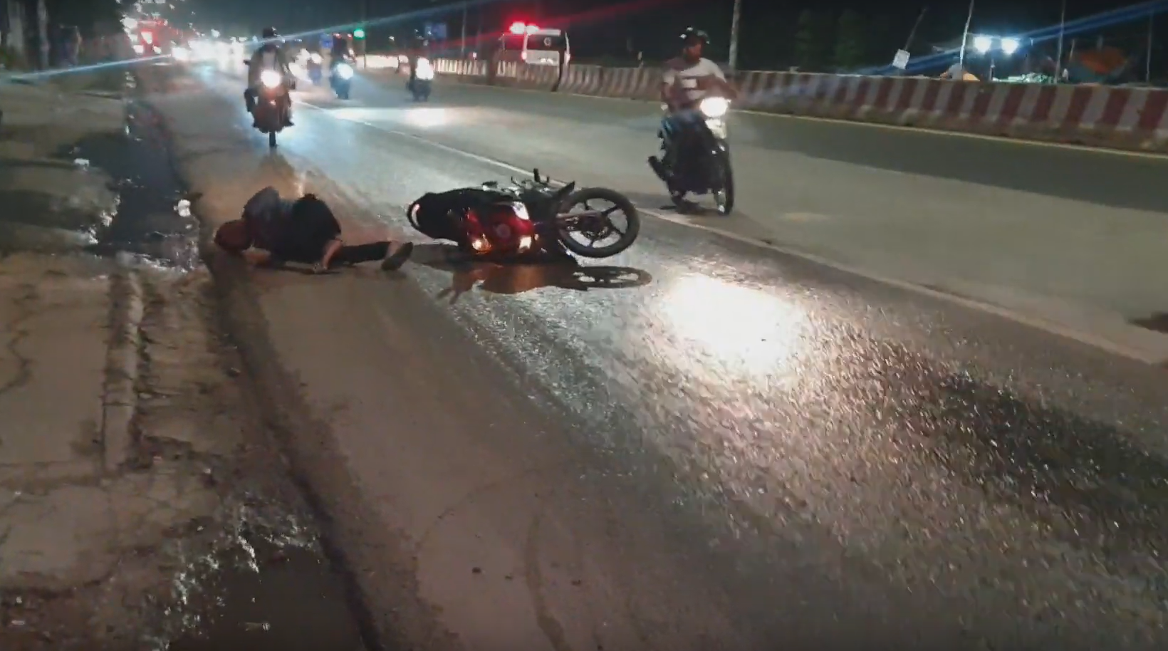 Một người ngã nhào trên trên đường - Ảnh: Đình Trọng