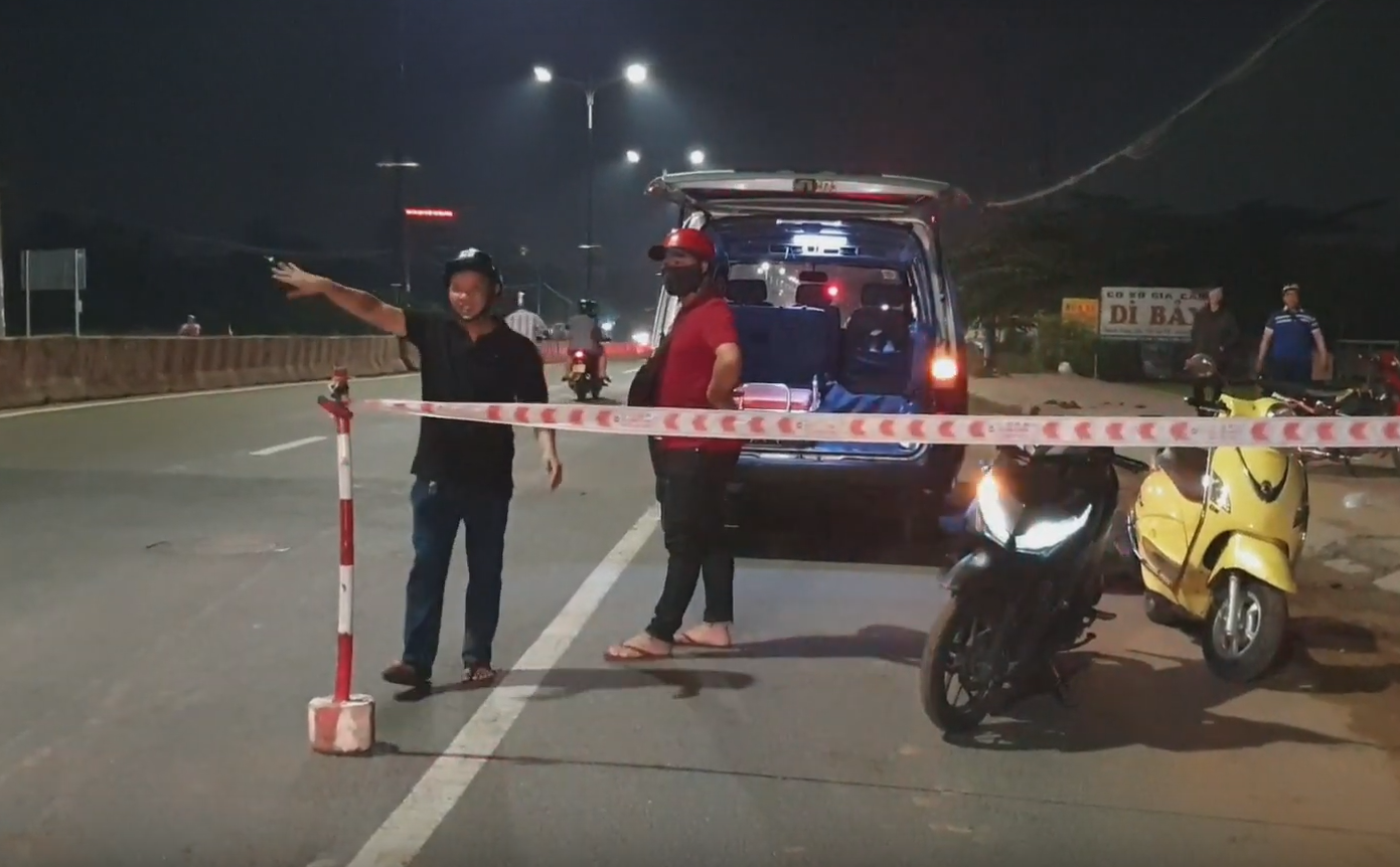 Trong đêm những thanh niên tình nguyện ra chỉ dẫn cho người dân di chuyển - Ảnh: Đình Trọng