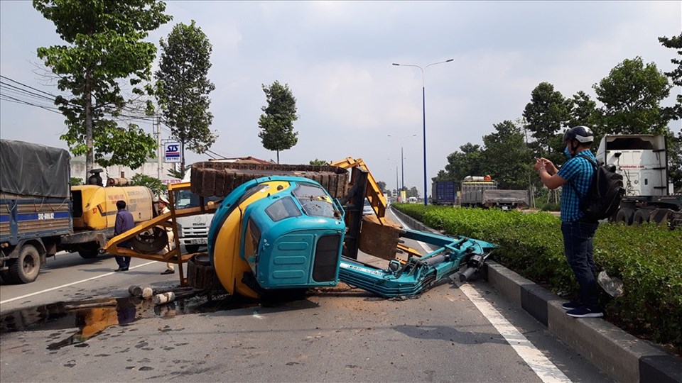 Máy múc lật choán hết làn đường khiến các phương tiện không thể lưu thông qua - Ảnh: Đình Trọng Máy múc lật choán hết làn đường khiến các phương tiện không thể lưu thông qua - Ảnh: Đình Trọng
