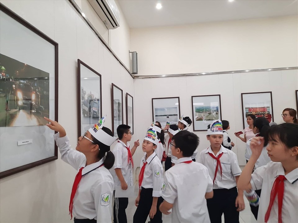 Gần 100 ảnh, tư liệu báo chí về ATGT được trung bày tại triển lãm. Ảnh PV. Gần 100 ảnh, tư liệu báo chí về ATGT được trung bày tại triển lãm. Ảnh PV.