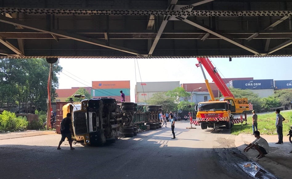 Xe cẩu được điều động tới giải cứu xe container gặp nạn.
