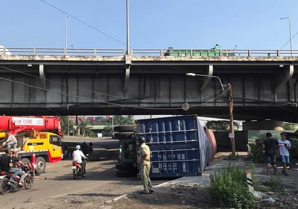 Xe container đụng vào gầm cầu lật nhào giữa đường rất may không gây tai nạn cho người dân. Xe container đụng vào gầm cầu lật nhào giữa đường rất may không gây tai nạn cho người dân.