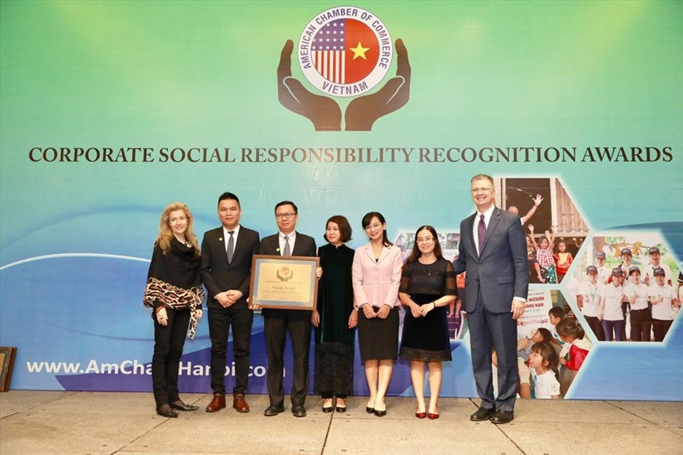 Ông Vũ Văn Thắng, Tổng Giám Đốc Herbalife Vietnam và Cambodia (thứ 3 từ trái qua) nhận giải thưởng AMCHAM CSR 2019 Ông Vũ Văn Thắng, Tổng Giám Đốc Herbalife Vietnam và Cambodia (thứ 3 từ trái qua) nhận giải thưởng AMCHAM CSR 2019