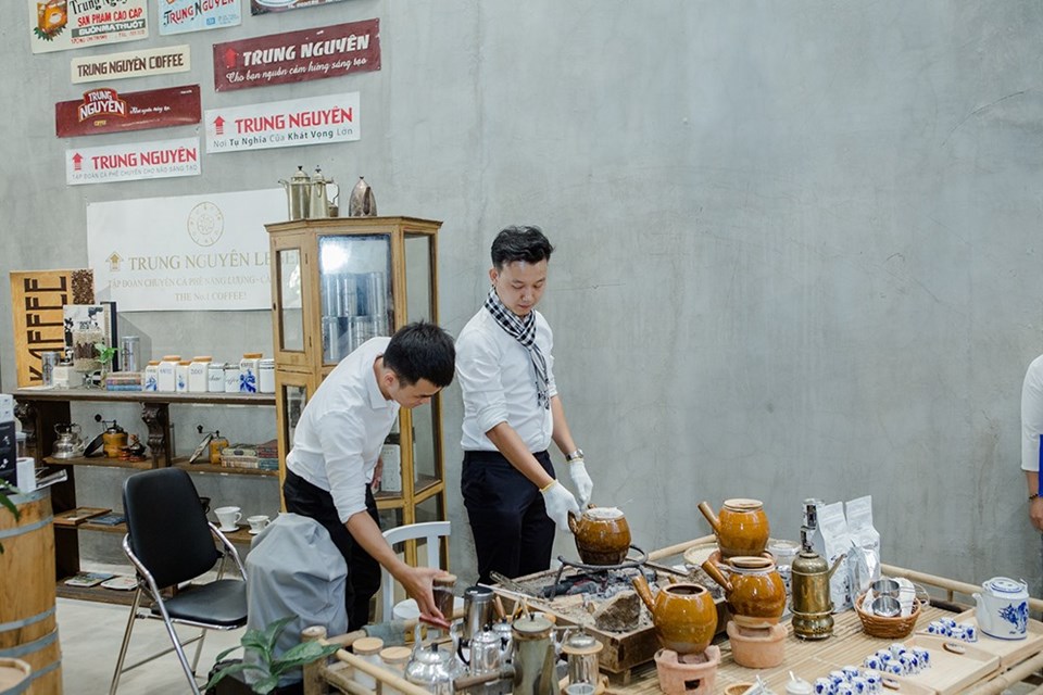 Triển lãm tái hiện ba không gian quán càphê: Thổ Nhĩ Kỳ, Pháp, Việt Nam. Triển lãm tái hiện ba không gian quán càphê: Thổ Nhĩ Kỳ, Pháp, Việt Nam.