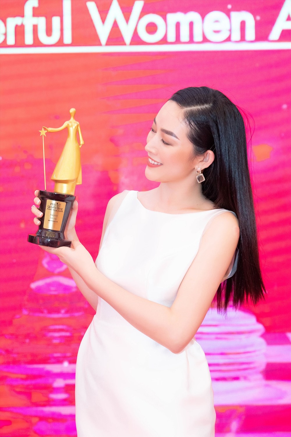 Người đẹp hạnh phúc và vinh dự khi nhận cup Phụ nữ quyền năng mùa 2.