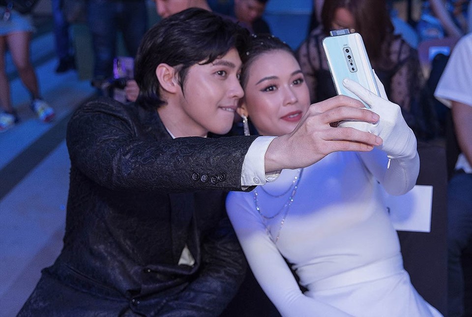 Ca sĩ Noo Phước Thịnh (trái) làm đại sứ thương hiệu cho Vivo V17 với 4 camera sau và 2 camera trước. Ca sĩ Noo Phước Thịnh (trái) làm đại sứ thương hiệu cho Vivo V17 với 4 camera sau và 2 camera trước.