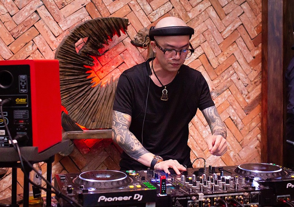 Chiếc USB "siêu bảo mật" phiên bản đặc biệt dành riêng cho giới DJ (thiết bị màu đỏ-đen gần với tay phải của DJ). Chiếc USB "siêu bảo mật" phiên bản đặc biệt dành riêng cho giới DJ (thiết bị màu đỏ-đen gần với tay phải của DJ).