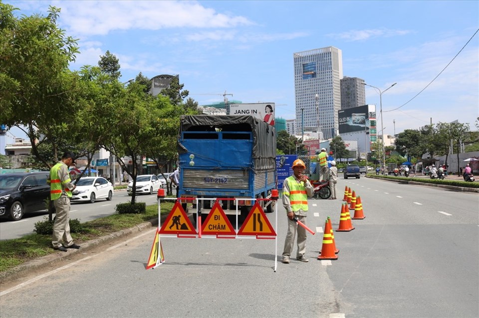 Đường Nguyễn Hữu Cảnh bị rào chắn để sửa chữa. Ảnh: M.Q Đường Nguyễn Hữu Cảnh bị rào chắn để sửa chữa. Ảnh: M.Q