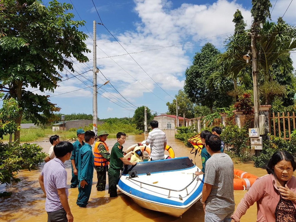 Lực lượng chức năng được huy động để sơ tán người và tài sản đến nơi an toàn - Ảnh: AX