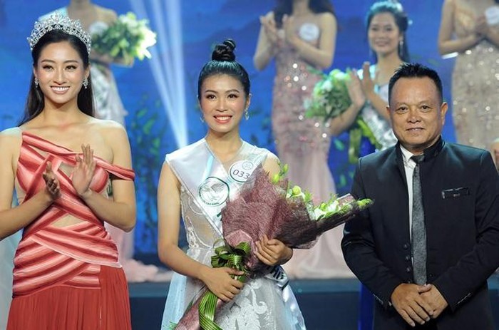 Hoa hậu Thế giới Việt Nam năm 2019 - Lương Thùy Linh trao giải Người đẹp thứ Hai cho thí sinh Trần Ngọc Anh.